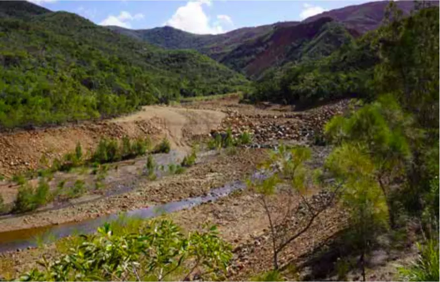 Nickel Un seuil en enrochement pour éviter les vagues de stériles