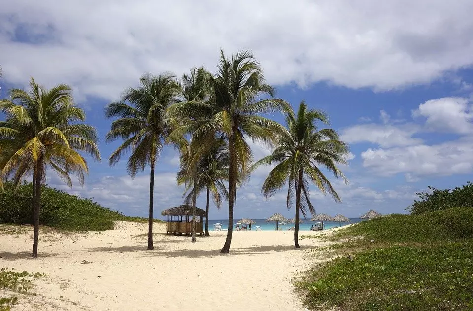 Covid-19 : Cuba envoie des renforts médicaux dans une région touristique très affectée