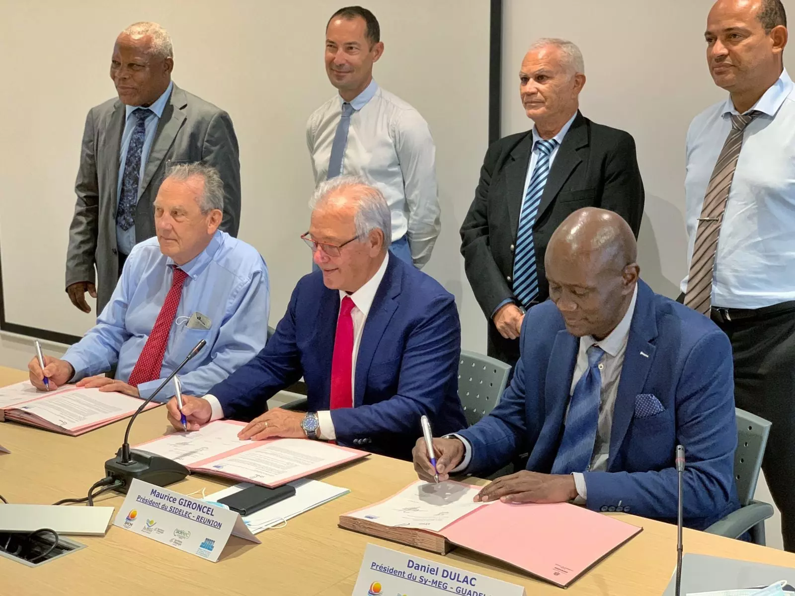 Les syndicats d'électricité de Guadeloupe, de la Martinique et de La Réunion signent un accord-cadre avec EDF pour améliorer la distribution électrique et la transition énergétique sur les 30 prochaines années