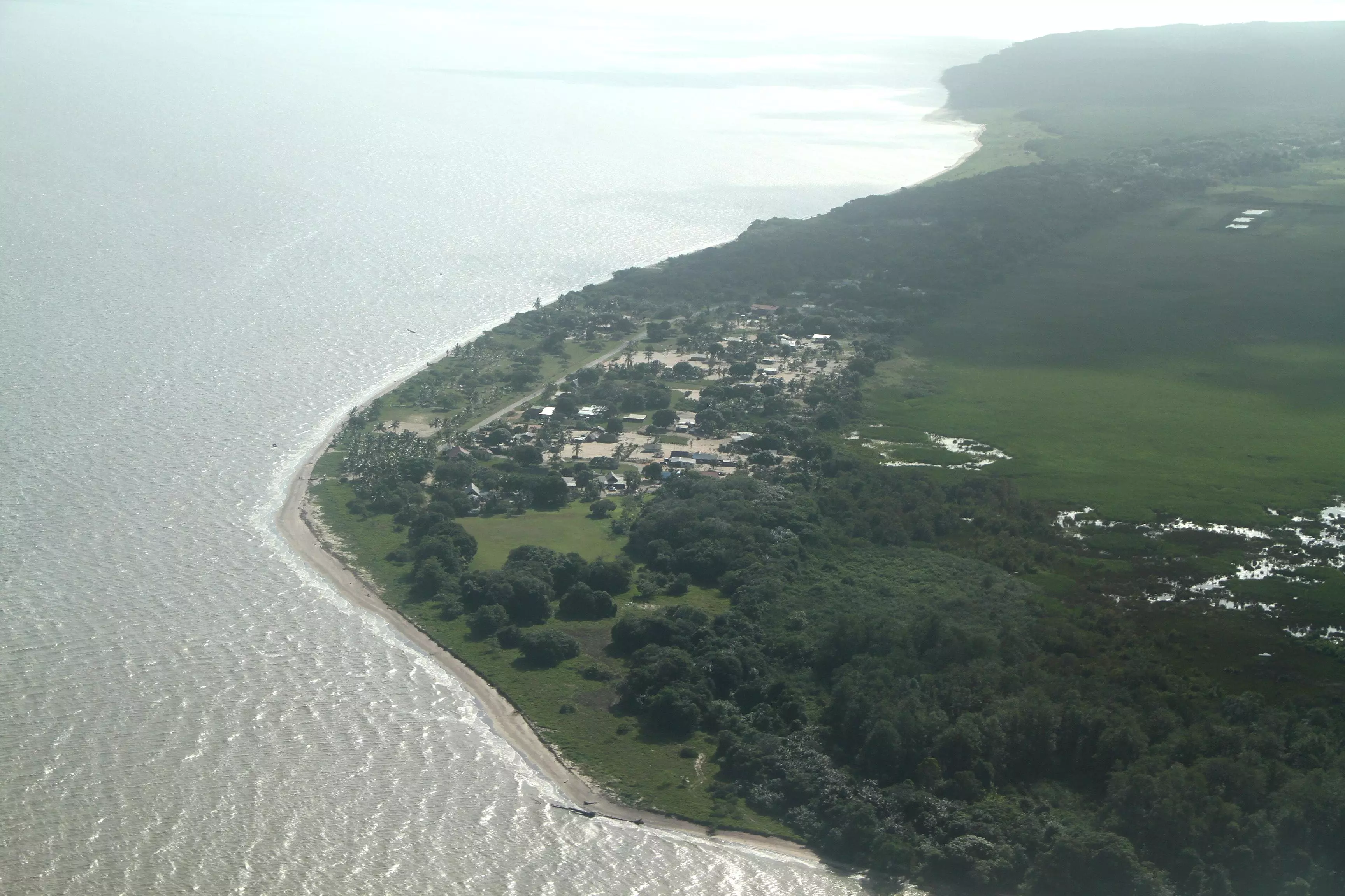 Guyane : L'érosion accélérée d'une plage menace une commune amérindienne