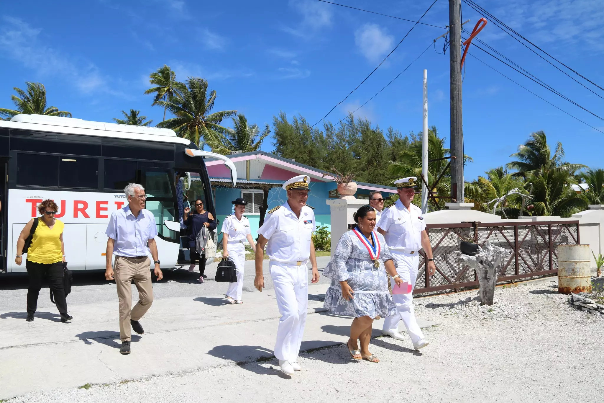 Essais Nucléaires en Polynésie : Aux îles Tuamotu-Gambier, Éric Spitz tente de rétablir la confiance entre l’État et les populations