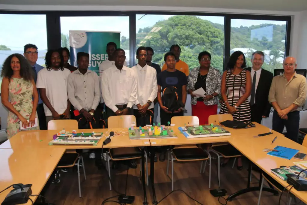 Numérique-Guyane: 15 lycéens présentent leur projet pédagogique de déploiement de la fibre optique en Guyane à la CTG
