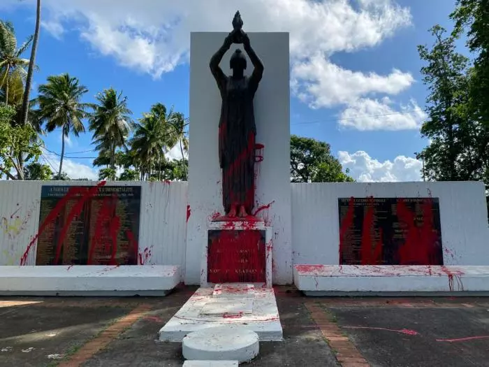 Martinique : Monuments aux morts vandalisés, le ministre délégué aux Outre-mer et le préfet condamnent ces « dégradations inacceptables»