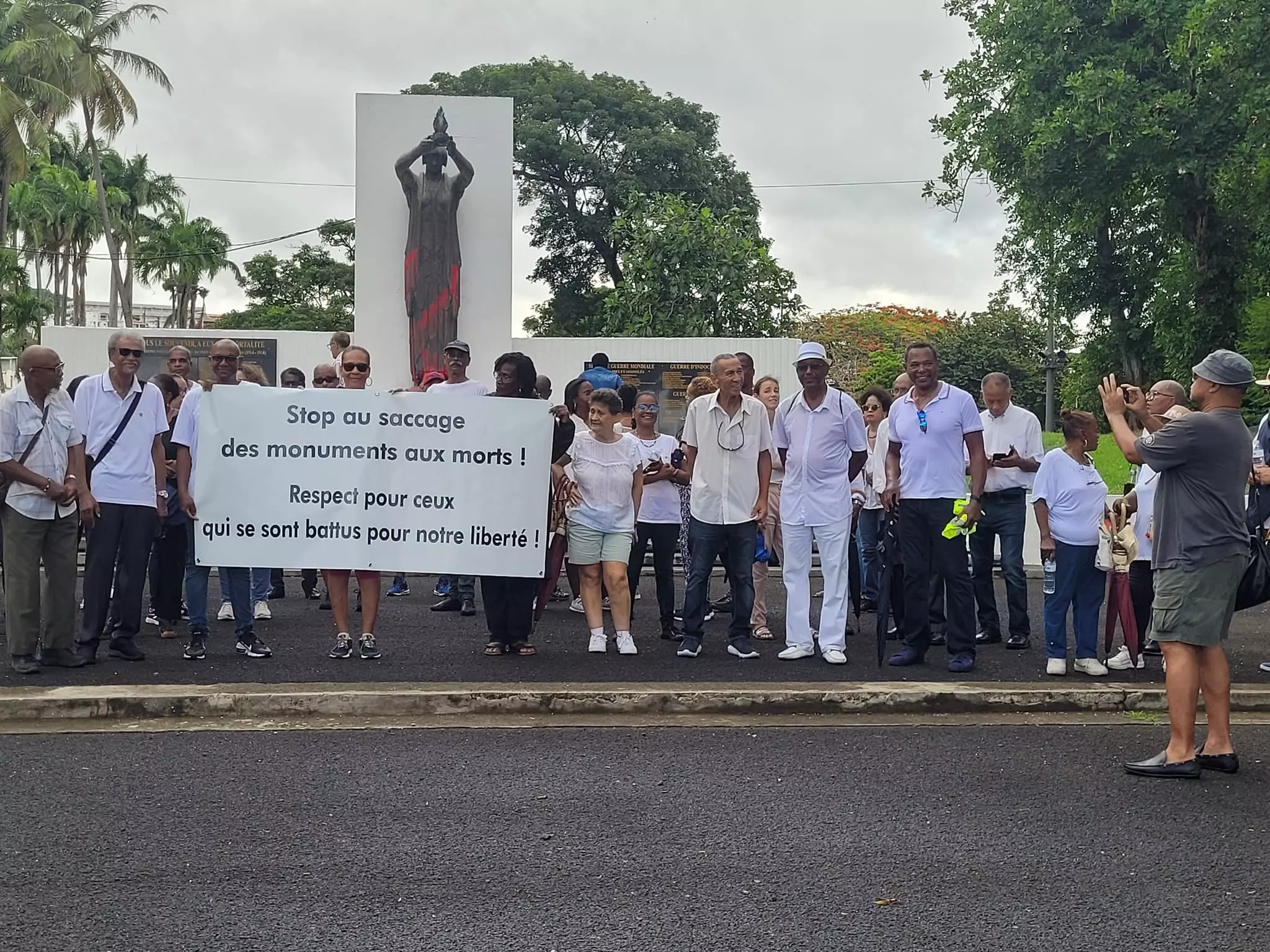 Martinique : Une marche silencieuse contre la dégradation des monuments aux morts