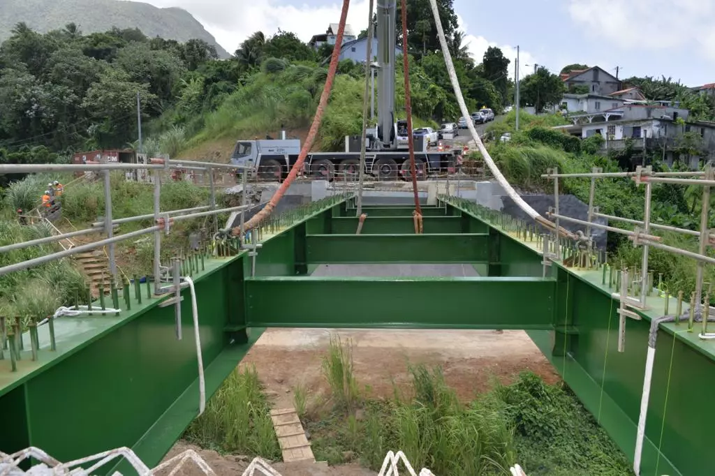 Guadeloupe&nbsp;:&nbsp;Les&nbsp;travaux de reconstruction du pont Ravine La Source avancent pour une livraison en janvier 2024