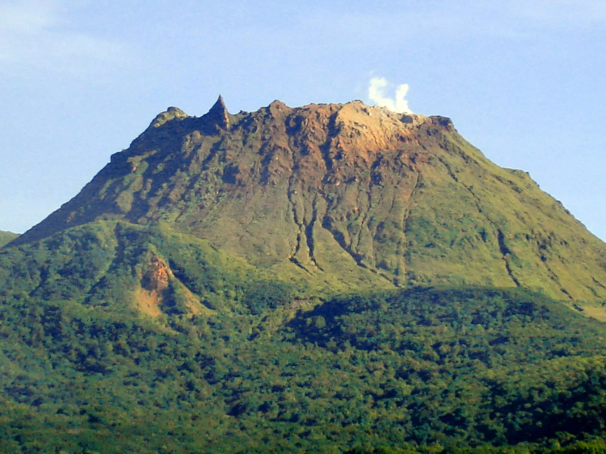 Guadeloupe: l'accès à une partie du sommet du volcan de la Soufrière interdit