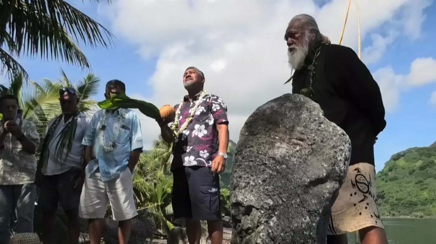 Polynésie : À Tahiti, une stèle pour alerter de l’urgence à sauver les langues pa’umotu