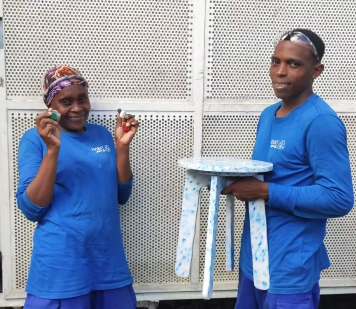 Mayotte : Habit'Âme propose à la vente ses objets et mobiliers conçus à partir de plastique recyclé et fabriqués localement