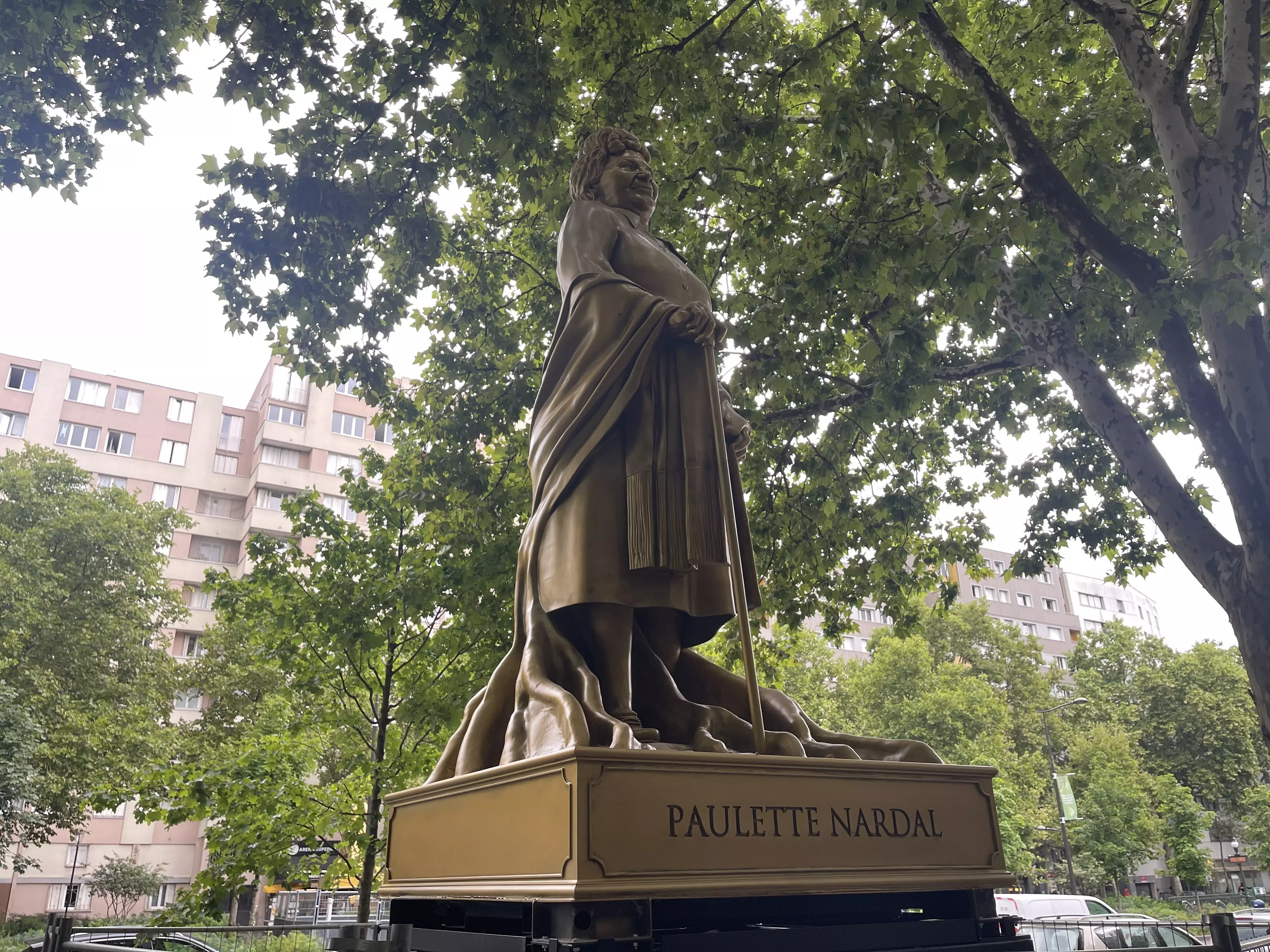 La statue des Jeux Olympiques de Paris 2024 de la Martiniquaise Paulette Nardal et des 9 autres illustres femmes installées Porte de la Chapelle à Paris
