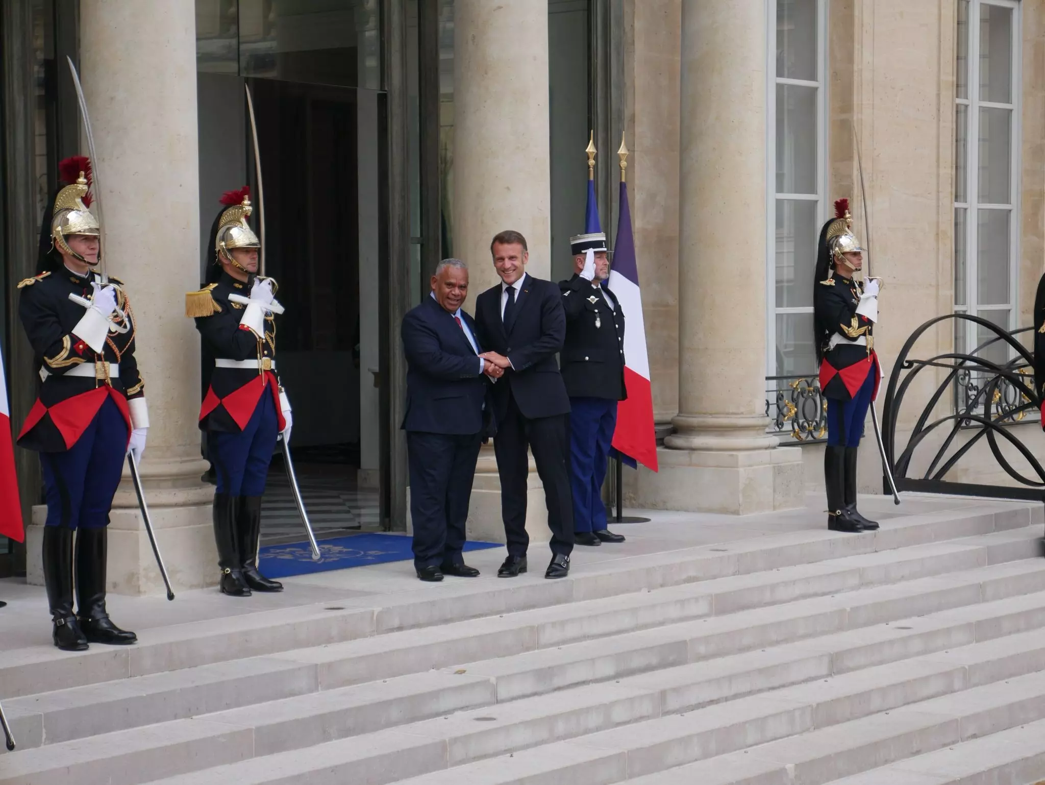 Le Président français a reçu le Premier ministre du Vanuatu Jotham Napat à l’Élysée pour consolider leurs partenariats stratégiques