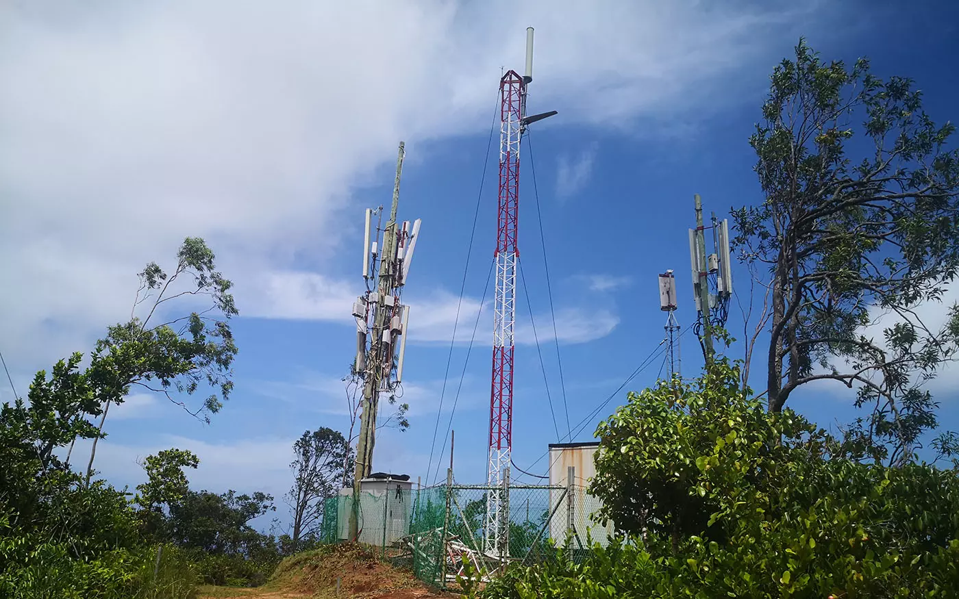 Télécommunications en Outre-mer : l'Arcep publie son rapport 2024, évolutions contrastées avec des réseaux fixes en croissance et services mobiles en recul
