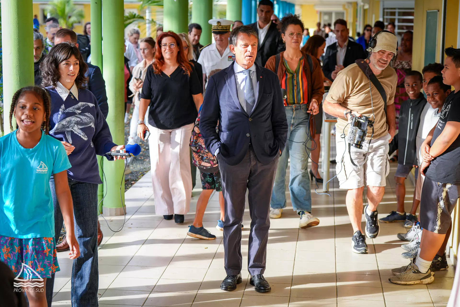 Nouvelle-Calédonie : Manuel Valls à la rencontre des élèves de Nouméa dans un contexte de crise sociale