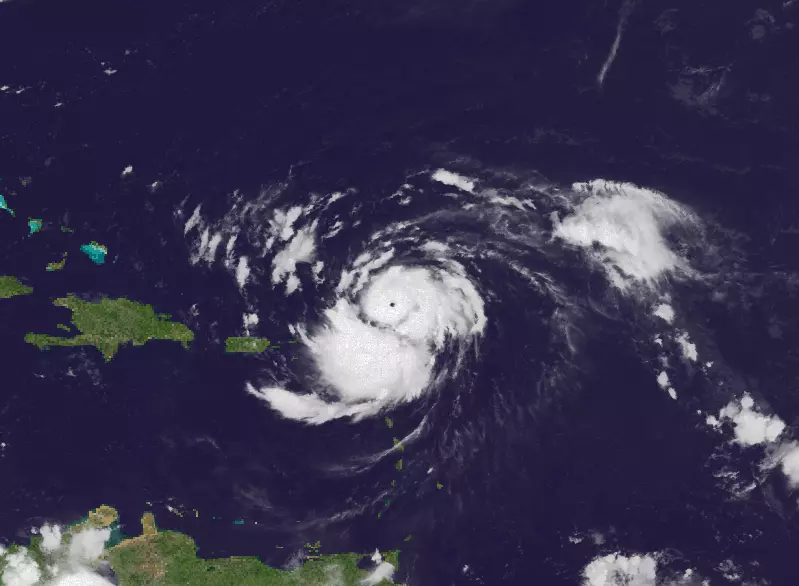 Ouragan de catégorie 2, Erin continue de s’intensifier tout en transitant au nord-est de Saint-Martin et Saint-Barthélemy