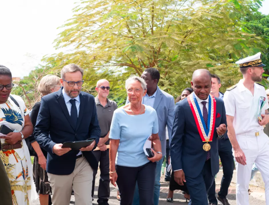 Mayotte : Élisabeth Borne promet une rentrée scolaire « dans les mêmes conditions qu'avant le cyclone »