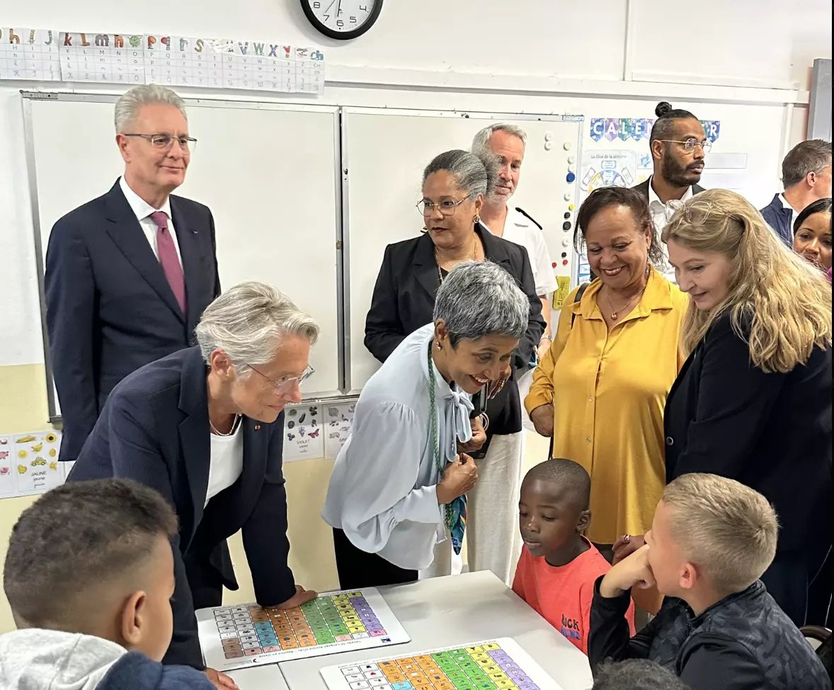 A La Réunion, la ministre Elisabeth Borne annonce le déploiement de 28 Pôles d’Appui à la Scolarité pour accompagner les élèves en situation de handicap