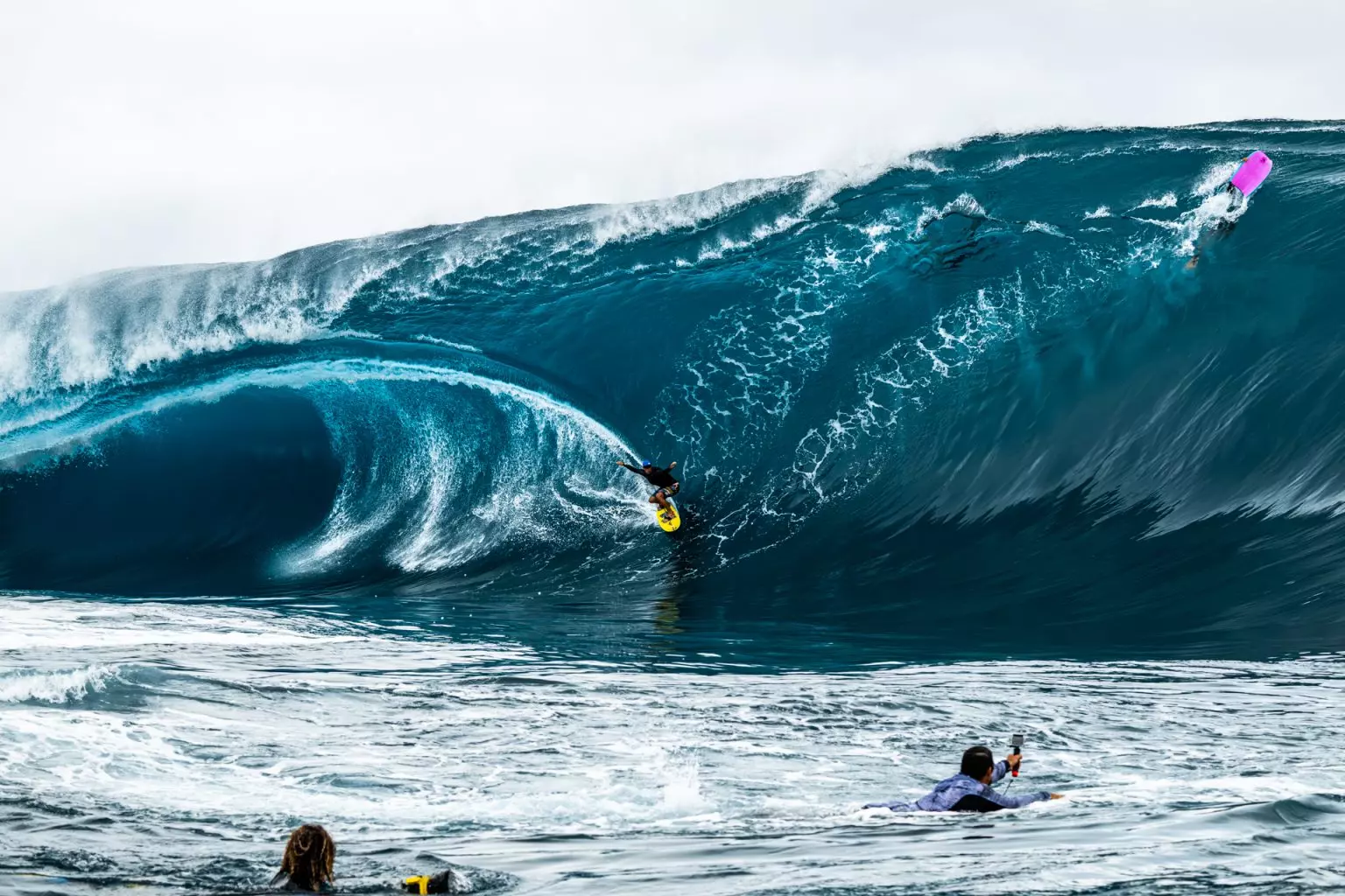 Surf : En Polynésie, la forte houle du sud fait rugir Teahupo’o à deux jours de la Tahiti Pro