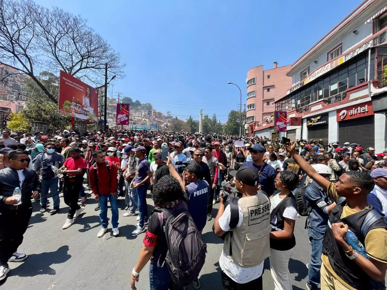 Madagascar : Incendies, gaz lacrymogènes et foule en colère contre le pouvoir dans la capitale