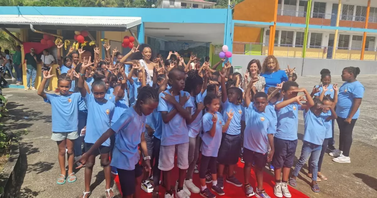 Guadeloupe : Ophély Mézino initie des écoliers à la langue des signes à Morne-à-l’Eau