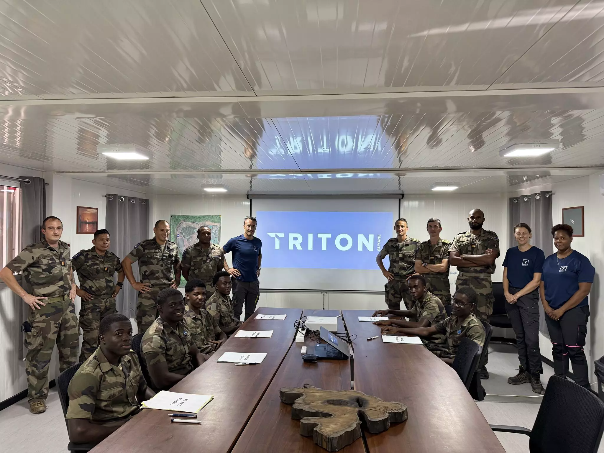 Triton Guyane, spécialisé dans le bois immergé, recrute six jeunes du RSMA pour renforcer son activité à Petit-Saut