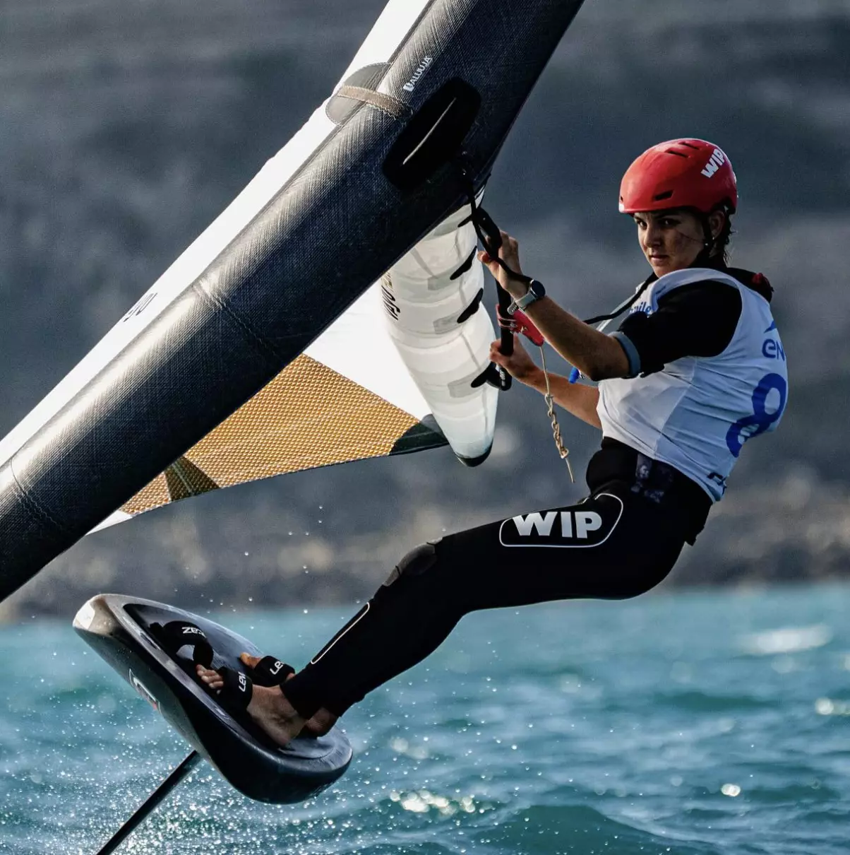 La jeune guadeloupéenne, Vaina Picot, double championne de France de Wingfoil à seulement 15 ans