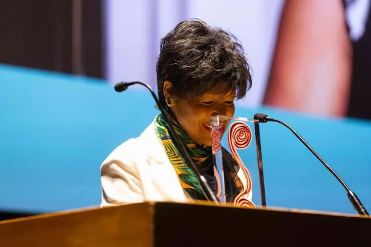 La cinéaste martiniquaise Euzhan Palcy reçoit le Prix de l’Humanité à la 49ème Mostra de Sao Paulo, au Brésil