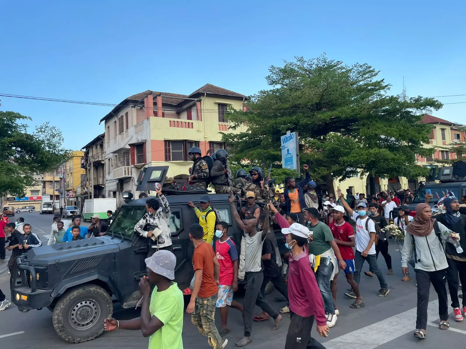 Madagascar : Les soldats du CAPSAT rejoignent les milliers de manifestants à Antananarivo
