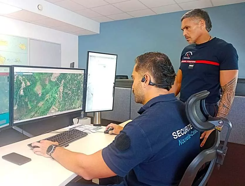 Nouvelle-Calédonie : Déploiement de drones et d’hélicoptères, calcul des surfaces brûlées… Quel est le rôle de la cellule feux de forêt ?