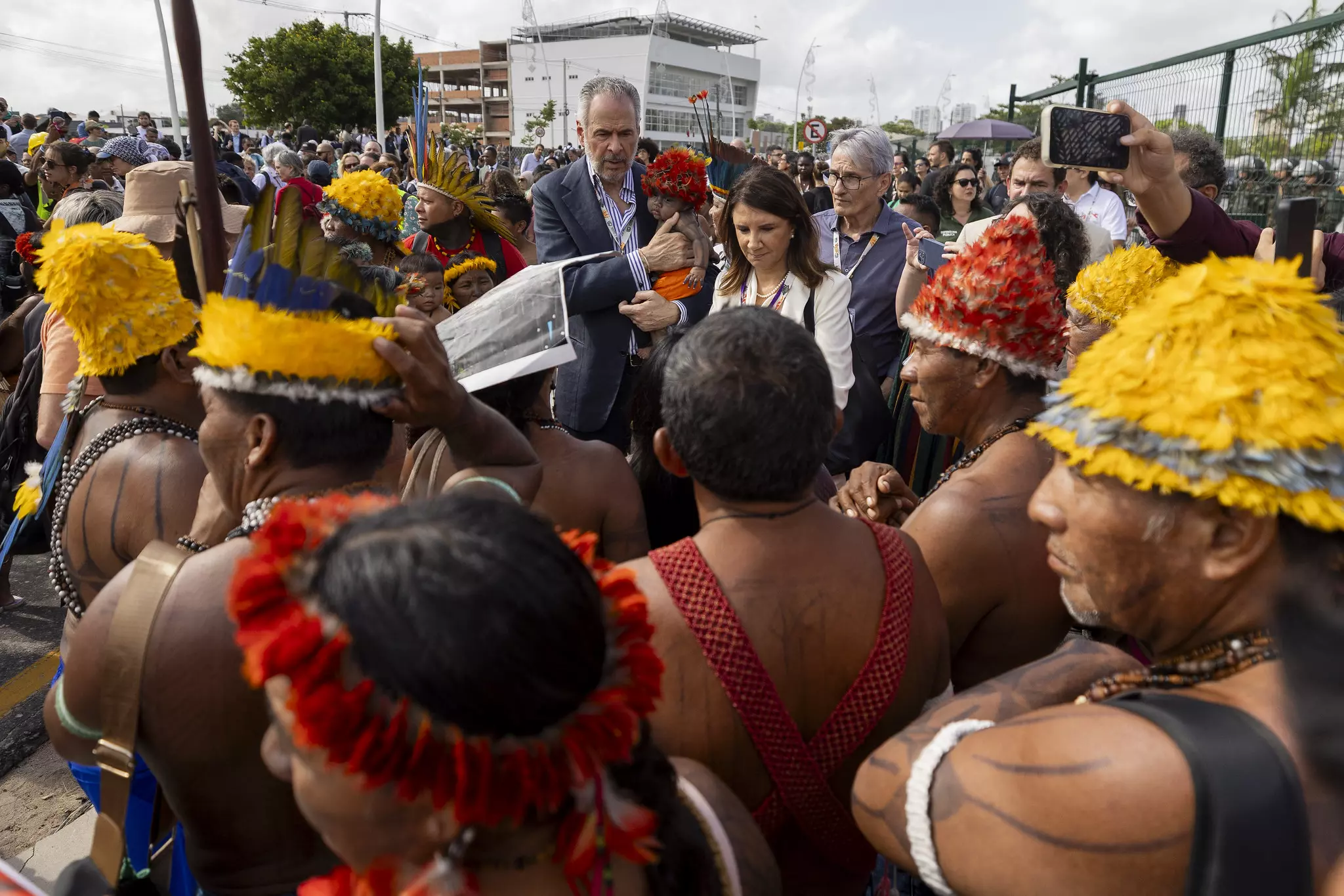 Des manifestants autochtones perturbent de nouveau la COP30 en Amazonie