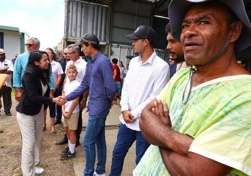 Malgré les difficultés en Nouvelle-Calédonie, la future génération d’agriculteurs montre son engagement à Naïma Moutchou