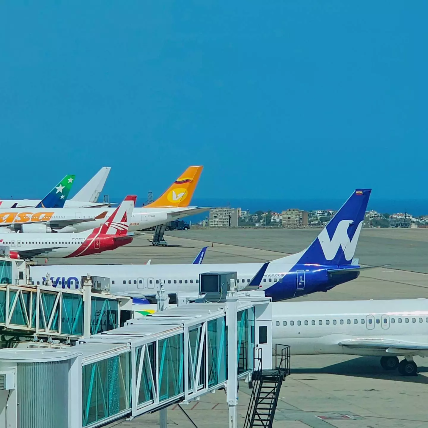 Crise avec les Etats-Unis: le Venezuela donne 48 heures aux compagnies aériennes pour reprendre les vols