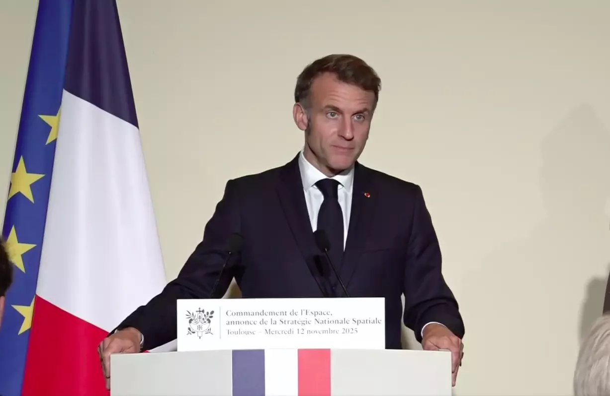 Emmanuelle Macron muscle la défense spatiale et souhaite moderniser le centre spatial guyanais de Kourou