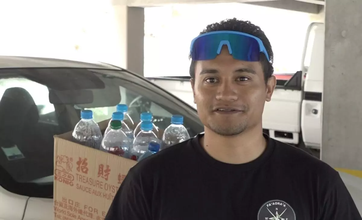 En Polynésie, Wolfram Haass transforme des déchets plastiques en lunettes de soleil