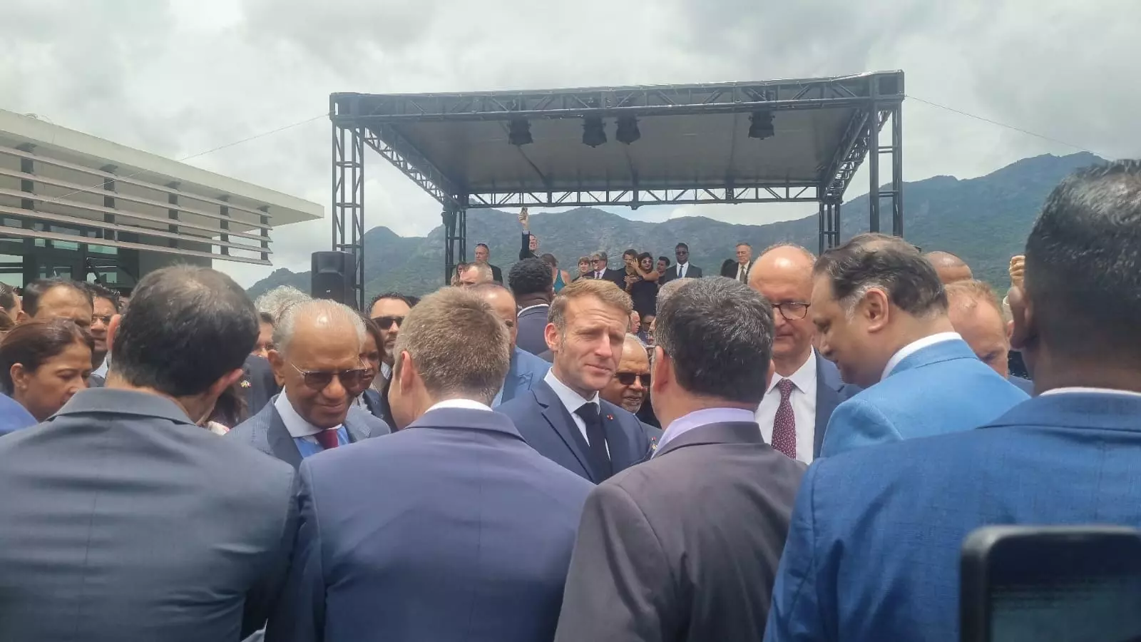 Après Maurice, Emmanuel Macron met le cap sur l'Afrique du Sud pour le dévoilement de 15 noms français au mémorial de l'apartheid dont les Martiniquais Aimé Césaire, Frantz Fanon et le Réunionnais Paul Vergès avant l'ouverture du G20