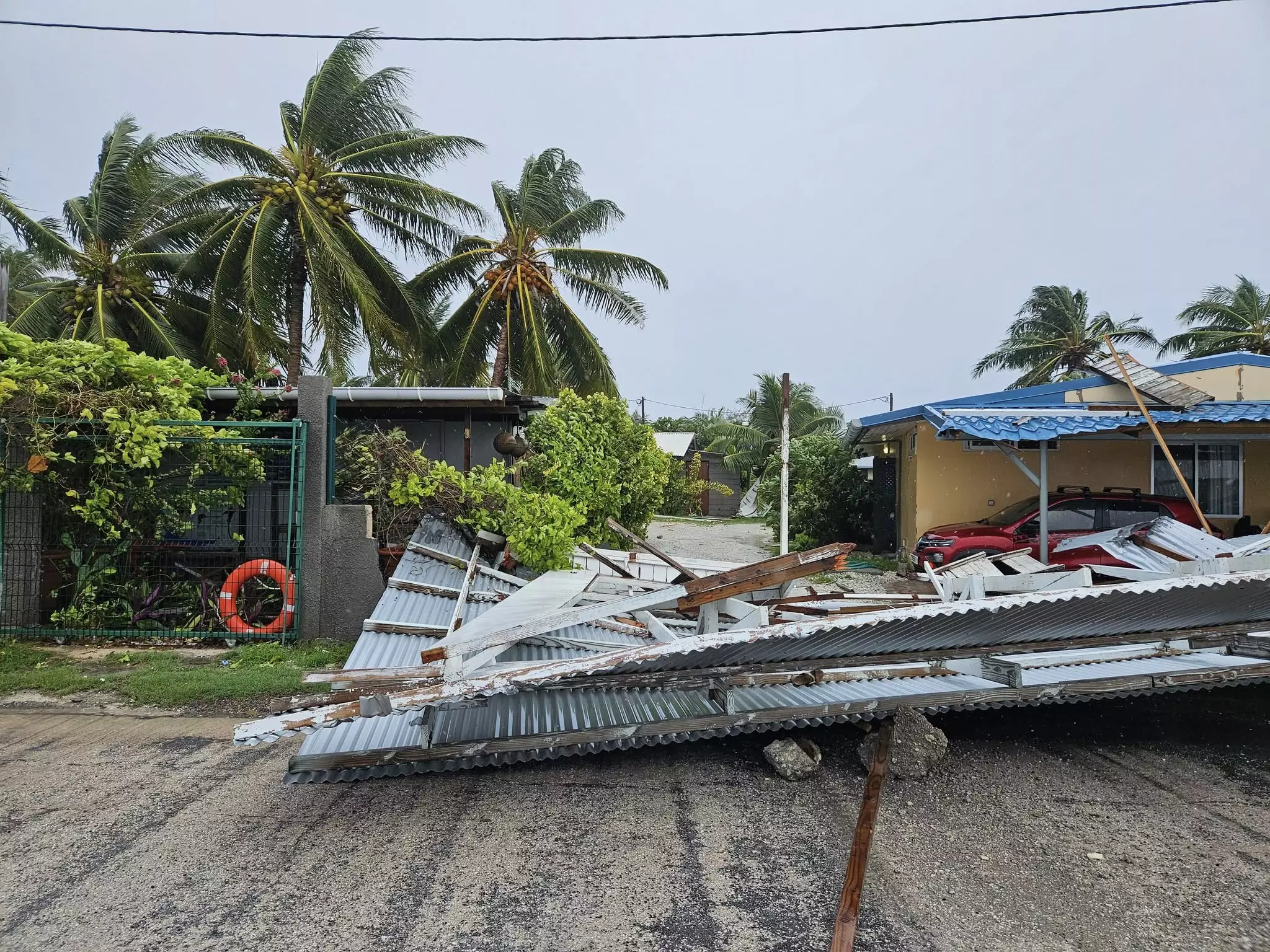 En Polynésie, un minimum dépressionnaire apporte orages, vents forts, fortes pluies et vagues-submersion aux Tuamotu
