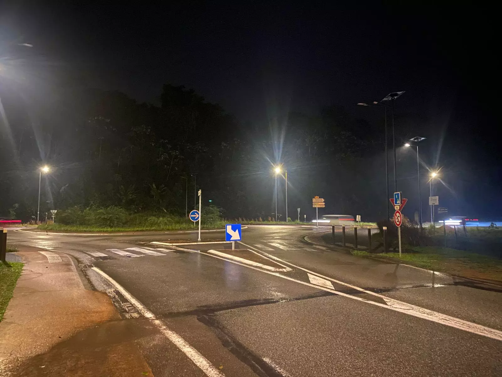 Guyane : la Collectivité territoriale déploie un éclairage solaire expérimental sur plusieurs axes routiers
