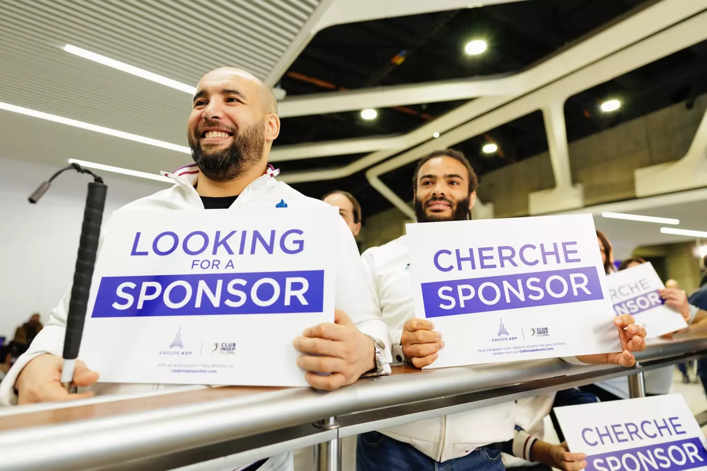 Le Guadeloupéen Helios Latchoumanaya et d'autres athlètes paralympiques mobilisés à l'aéroport Charles-de-Gaulle pour "chercher des sponsors"