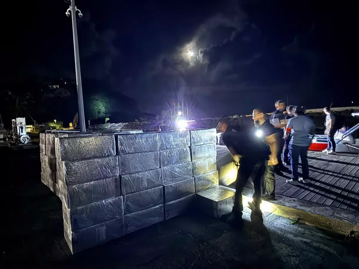 Guadeloupe : Gendarmes et douaniers interceptent une cargaison de cigarettes valant 1 million d'euros à Deshaies
