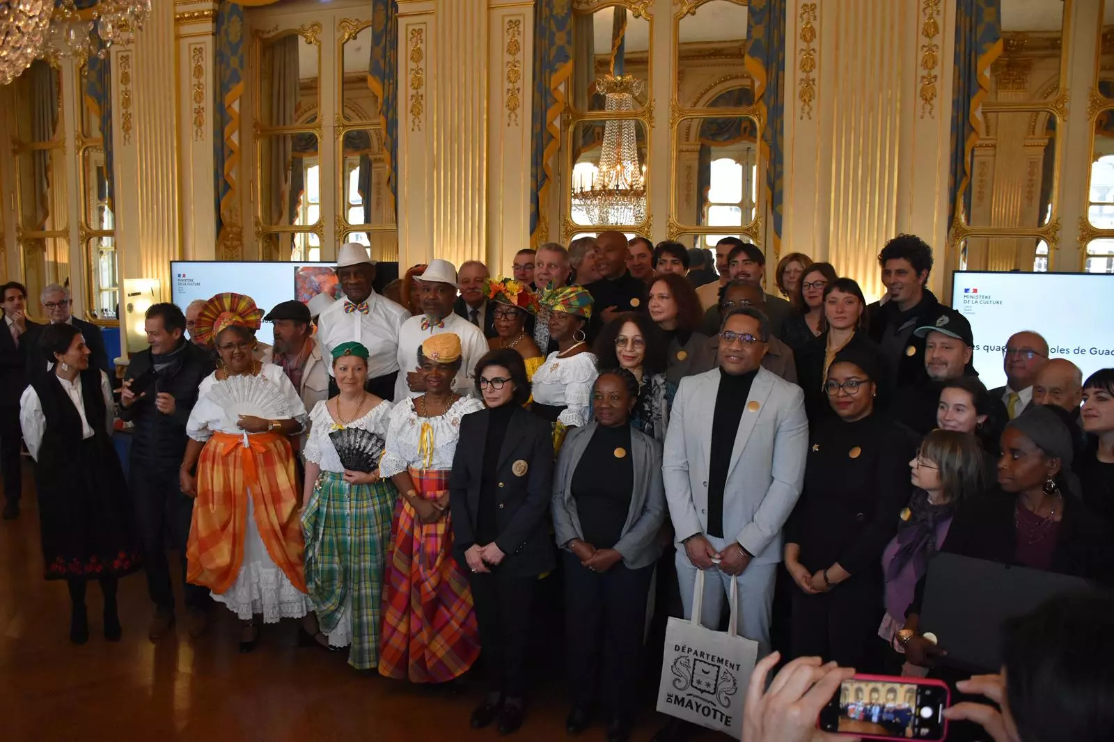 Les quadrilles créoles de Guadeloupe, la broderie du Cilaos de La Réunion, le debaa, les savoirs liés à la fabrication du sel de Bandrélé, les savoirs liés au tani malandi de Chirongui à Mayotte inscrits à l’Inventaire national du Patrimoine culturel immatériel
