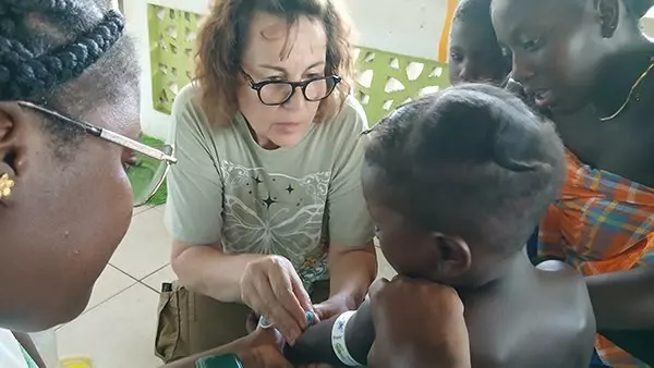 Guyane&nbsp;: À Maripasoula, une équipe mobile dépiste l’exposition aux métaux lourds chez les femmes et les jeunes enfants