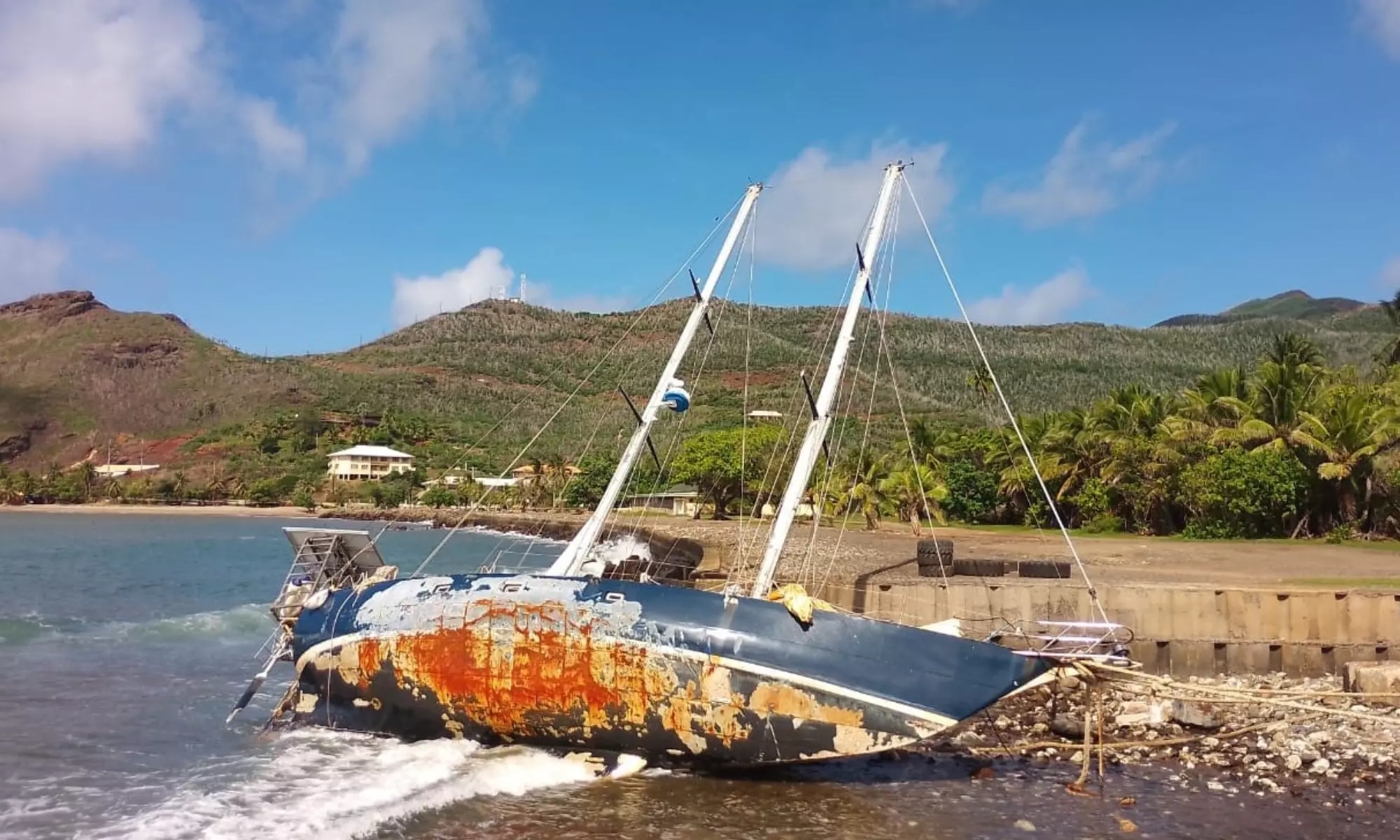 Épaves maritimes : la Polynésie française engage une opération majeure de dépollution des lagons