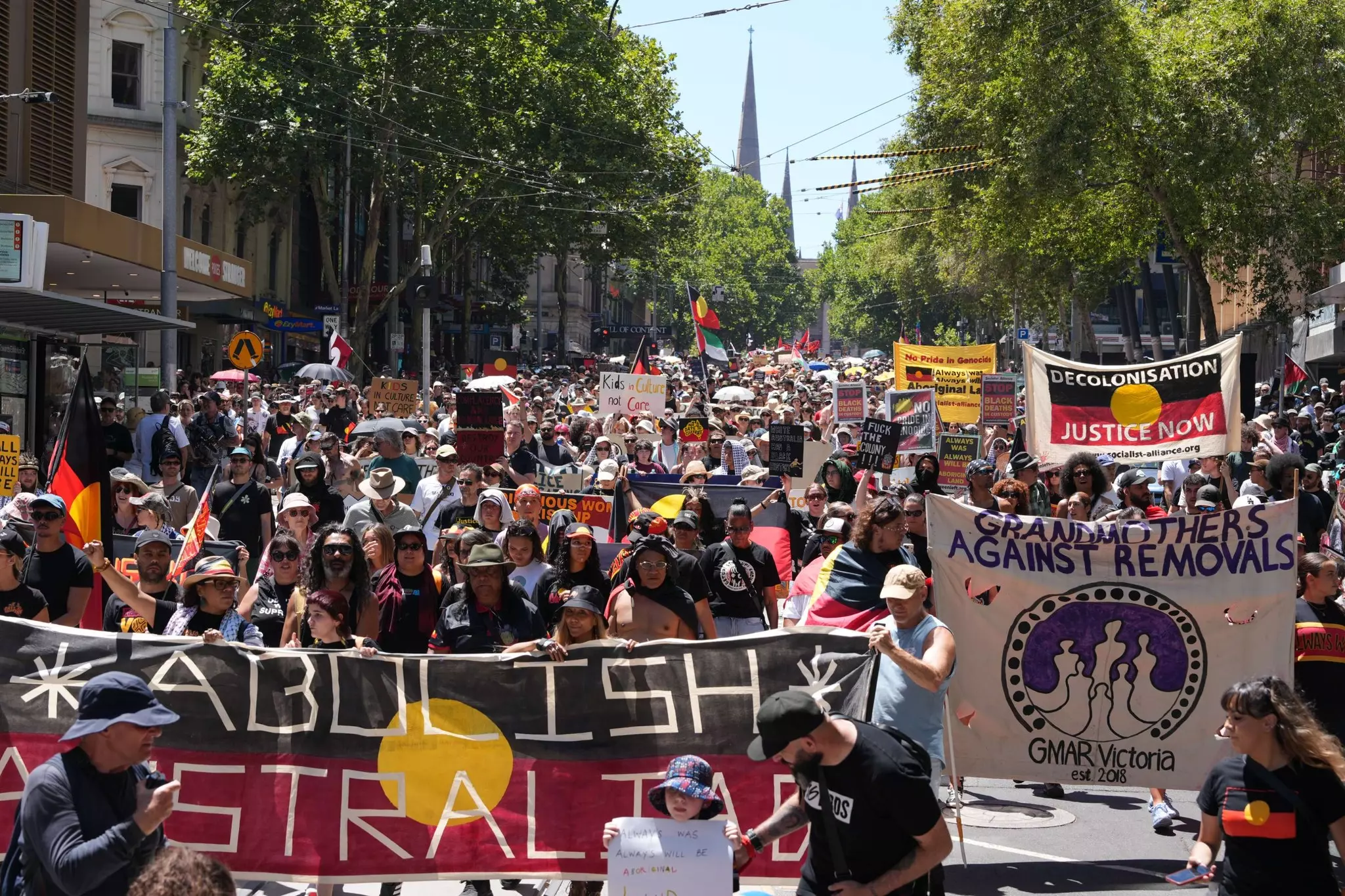 Fête nationale en Australie : des milliers de personnes défilent pour les droits des peuples autochtones