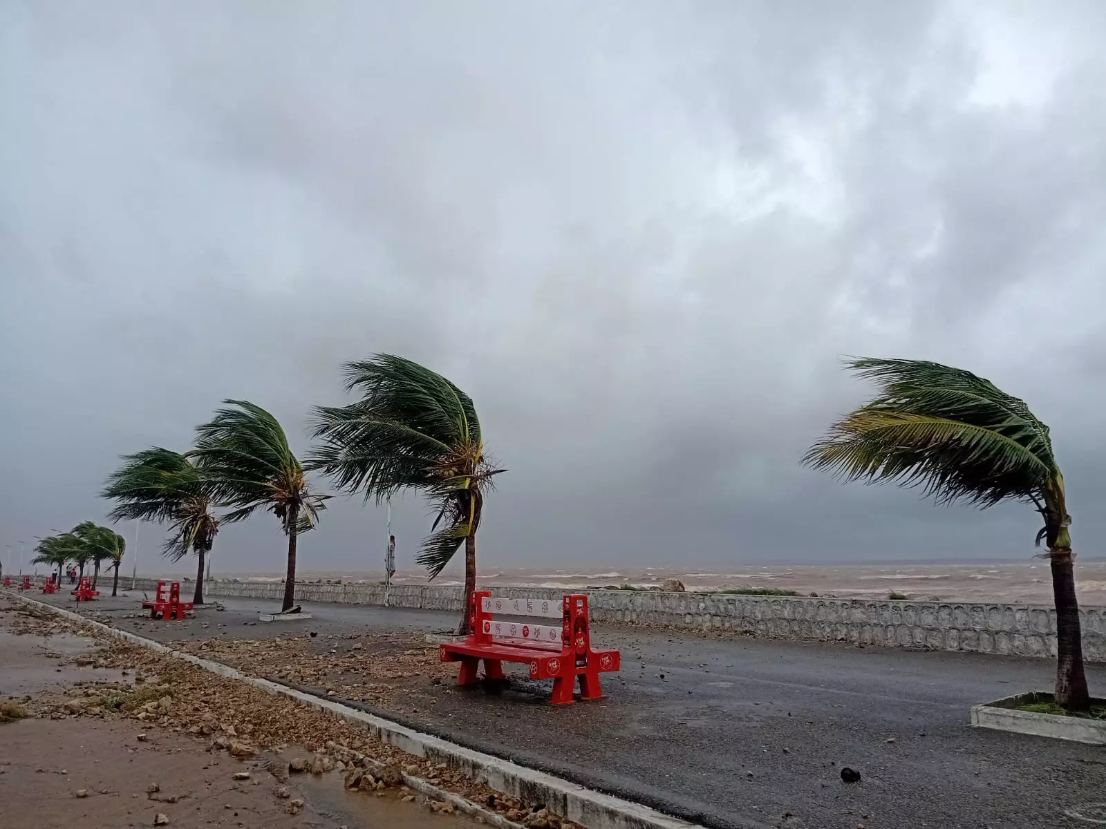 Fytia devrait passer à 200km au sud-ouest de La Réunion ce lundi, des rafales jusqu'à 90km/h attendues sur l’île