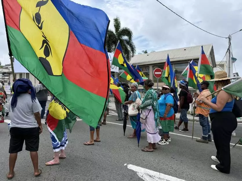 Nouvelle-Calédonie : Le FLNKS appelle à la mobilisation contre les accords de Bougival et Élysée-Oudinot