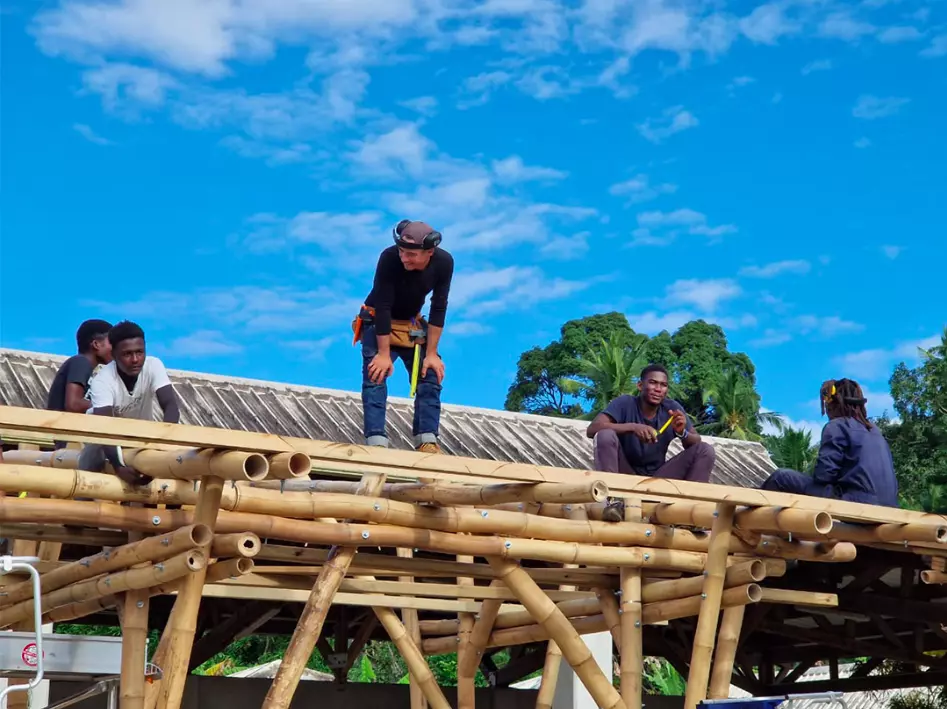 À Mayotte, le bambou entre dans l’architecture réglementée et ouvre une nouvelle ère constructive