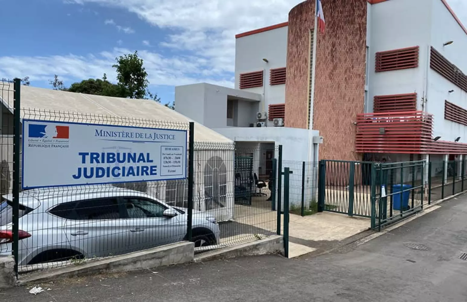 A Mayotte, plus d'un an après le cyclone Chido, le tribunal toujours en travaux