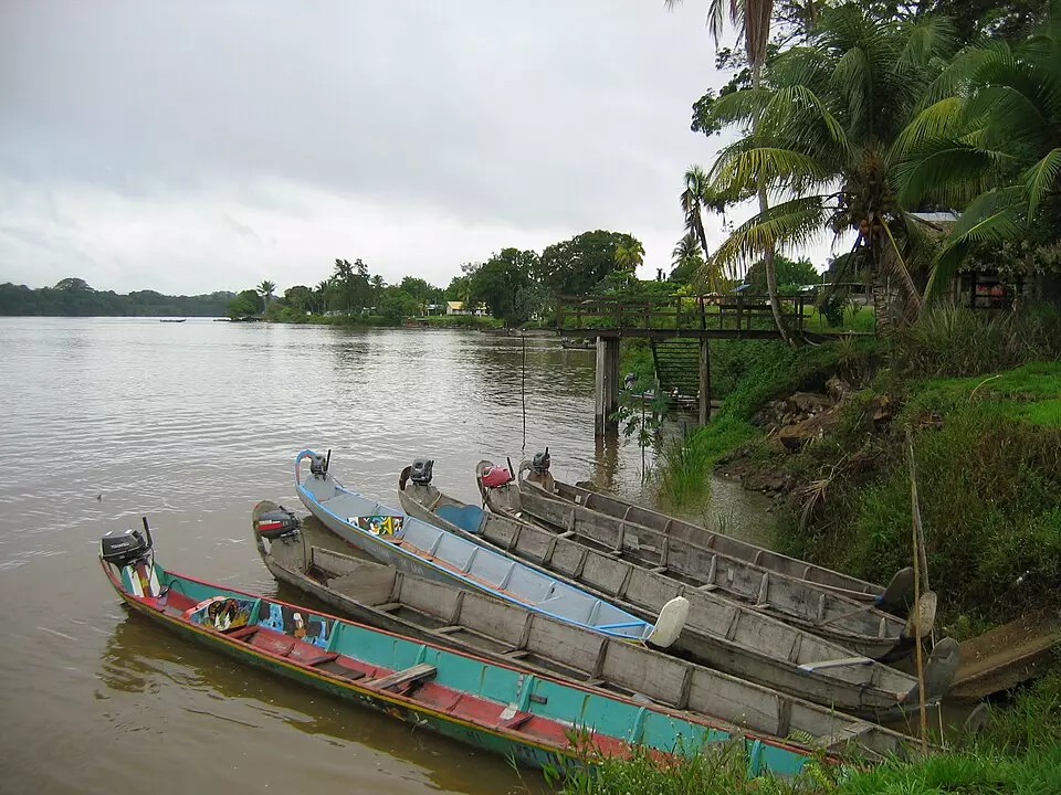 Guyane : deux corps retrouvés après un accident de pirogue sur le Maroni