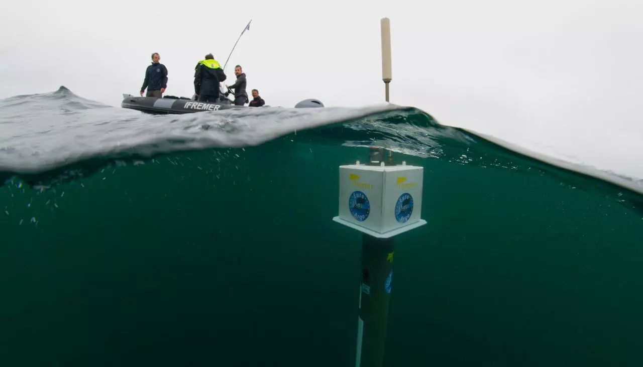 La France lance ses premiers flotteurs plongeant au fond des océans