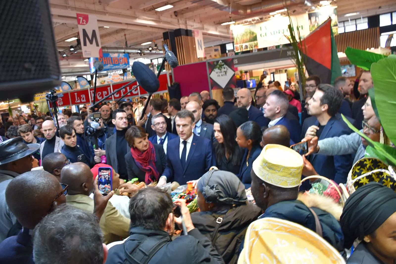 SIA 2026 : Fin de visite du Pavillon Outre-mer pour Emmanuel Macron
