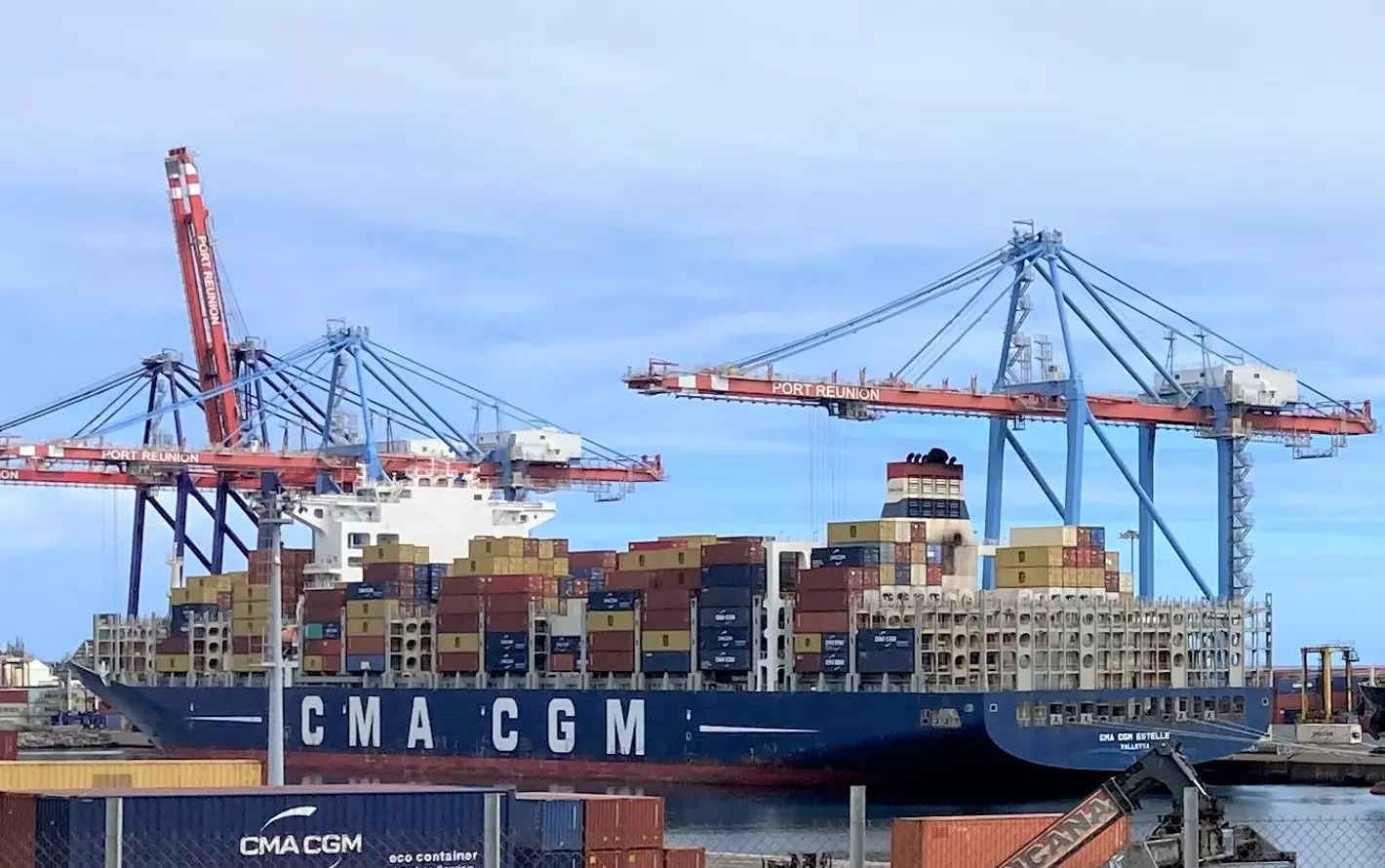 CMA CGM demande à tous ses navires dans le Golfe de « se mettre à l'abri » et suspend le passage par le canal de Suez, impactant La Réunion et Mayotte
