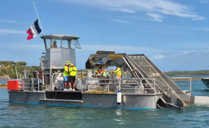 Martinique : L'État poursuit les moyens maritimes de lutte contre les sargasses avec le Sargator 3 et la barge de transfert Toupiti